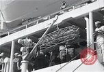 Standbild Überlebenden der USS Indianapolis CA-35 Peleliu Palau Inseln, 1945, aus Sekunde 36 historischem Filmmaterial Videoclip 65675061229