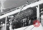 Standbild Überlebenden der USS Indianapolis CA-35 Peleliu Palau Inseln, 1945, aus Sekunde 37 historischem Filmmaterial Videoclip 65675061229