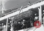 Standbild Überlebenden der USS Indianapolis CA-35 Peleliu Palau Inseln, 1945, aus Sekunde 39 historischem Filmmaterial Videoclip 65675061229