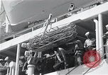 Standbild Überlebenden der USS Indianapolis CA-35 Peleliu Palau Inseln, 1945, aus Sekunde 40 historischem Filmmaterial Videoclip 65675061229