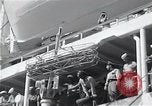 Standbild Überlebenden der USS Indianapolis CA-35 Peleliu Palau Inseln, 1945, aus Sekunde 42 historischem Filmmaterial Videoclip 65675061229