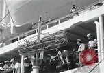 Standbild Überlebenden der USS Indianapolis CA-35 Peleliu Palau Inseln, 1945, aus Sekunde 43 historischem Filmmaterial Videoclip 65675061229