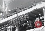 Standbild Überlebenden der USS Indianapolis CA-35 Peleliu Palau Inseln, 1945, aus Sekunde 44 historischem Filmmaterial Videoclip 65675061229