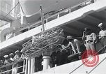 Standbild Überlebenden der USS Indianapolis CA-35 Peleliu Palau Inseln, 1945, aus Sekunde 45 historischem Filmmaterial Videoclip 65675061229