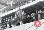 Standbild Überlebenden der USS Indianapolis CA-35 Peleliu Palau Inseln, 1945, aus Sekunde 46 historischem Filmmaterial Videoclip 65675061229