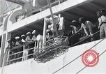 Standbild Überlebenden der USS Indianapolis CA-35 Peleliu Palau Inseln, 1945, aus Sekunde 47 historischem Filmmaterial Videoclip 65675061229
