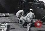Standbild Überlebenden der USS Indianapolis CA-35 Peleliu Palau Inseln, 1945, aus Sekunde 51 historischem Filmmaterial Videoclip 65675061229