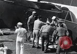 Standbild Überlebenden der USS Indianapolis CA-35 Peleliu Palau Inseln, 1945, aus Sekunde 53 historischem Filmmaterial Videoclip 65675061229