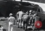 Standbild Überlebenden der USS Indianapolis CA-35 Peleliu Palau Inseln, 1945, aus Sekunde 54 historischem Filmmaterial Videoclip 65675061229