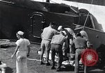 Standbild Überlebenden der USS Indianapolis CA-35 Peleliu Palau Inseln, 1945, aus Sekunde 55 historischem Filmmaterial Videoclip 65675061229