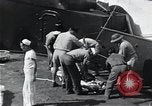 Standbild Überlebenden der USS Indianapolis CA-35 Peleliu Palau Inseln, 1945, aus Sekunde 56 historischem Filmmaterial Videoclip 65675061229