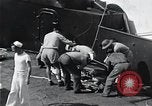 Standbild Überlebenden der USS Indianapolis CA-35 Peleliu Palau Inseln, 1945, aus Sekunde 57 historischem Filmmaterial Videoclip 65675061229