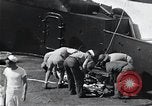 Standbild Überlebenden der USS Indianapolis CA-35 Peleliu Palau Inseln, 1945, aus Sekunde 59 historischem Filmmaterial Videoclip 65675061229