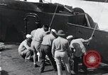 Standbild Überlebenden der USS Indianapolis CA-35 Peleliu Palau Inseln, 1945, aus Sekunde 60 historischem Filmmaterial Videoclip 65675061229