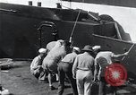 Standbild Überlebenden der USS Indianapolis CA-35 Peleliu Palau Inseln, 1945, aus Sekunde 61 historischem Filmmaterial Videoclip 65675061229