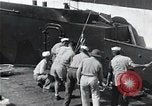 Standbild Überlebenden der USS Indianapolis CA-35 Peleliu Palau Inseln, 1945, aus Sekunde 62 historischem Filmmaterial Videoclip 65675061229