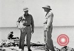 Standbild USA Soldaten Enewetak Atoll Marshall Inseln, 1944, aus Sekunde 23 historischem Filmmaterial Videoclip 65675061239