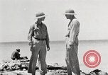 Standbild USA Soldaten Enewetak Atoll Marshall Inseln, 1944, aus Sekunde 25 historischem Filmmaterial Videoclip 65675061239