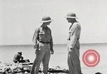 Standbild USA Soldaten Enewetak Atoll Marshall Inseln, 1944, aus Sekunde 26 historischem Filmmaterial Videoclip 65675061239