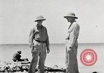 Standbild USA Soldaten Enewetak Atoll Marshall Inseln, 1944, aus Sekunde 30 historischem Filmmaterial Videoclip 65675061239
