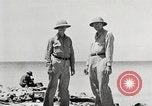 Standbild USA Soldaten Enewetak Atoll Marshall Inseln, 1944, aus Sekunde 33 historischem Filmmaterial Videoclip 65675061239