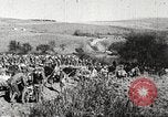 Standbild US-Truppen nehmen Montfaucon Hill Frankreich, 1918, aus Sekunde 30 historischem Filmmaterial Videoclip 65675061251