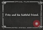Standbild deutschen Gefangenen durch uns in Ersten Weltkrieg Frankreich, 1918, aus Sekunde 1 historischem Filmmaterial Videoclip 65675061253