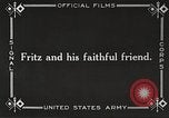 Standbild deutschen Gefangenen durch uns in Ersten Weltkrieg Frankreich, 1918, aus Sekunde 3 historischem Filmmaterial Videoclip 65675061253