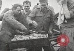 Standbild deutschen Gefangenen durch uns in Ersten Weltkrieg Frankreich, 1918, aus Sekunde 21 historischem Filmmaterial Videoclip 65675061253