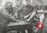 Standbild deutschen Gefangenen durch uns in Ersten Weltkrieg Frankreich, 1918, aus Sekunde 22 historischem Filmmaterial Videoclip 65675061253