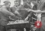 Standbild deutschen Gefangenen durch uns in Ersten Weltkrieg Frankreich, 1918, aus Sekunde 23 historischem Filmmaterial Videoclip 65675061253