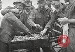 Standbild deutschen Gefangenen durch uns in Ersten Weltkrieg Frankreich, 1918, aus Sekunde 24 historischem Filmmaterial Videoclip 65675061253