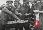 Standbild deutschen Gefangenen durch uns in Ersten Weltkrieg Frankreich, 1918, aus Sekunde 25 historischem Filmmaterial Videoclip 65675061253