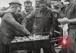 Standbild deutschen Gefangenen durch uns in Ersten Weltkrieg Frankreich, 1918, aus Sekunde 26 historischem Filmmaterial Videoclip 65675061253