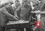 Standbild deutschen Gefangenen durch uns in Ersten Weltkrieg Frankreich, 1918, aus Sekunde 27 historischem Filmmaterial Videoclip 65675061253