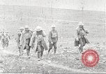 Standbild deutschen Gefangenen durch uns in Ersten Weltkrieg Frankreich, 1918, aus Sekunde 32 historischem Filmmaterial Videoclip 65675061253