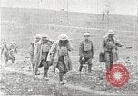 Standbild deutschen Gefangenen durch uns in Ersten Weltkrieg Frankreich, 1918, aus Sekunde 33 historischem Filmmaterial Videoclip 65675061253