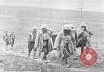 Standbild deutschen Gefangenen durch uns in Ersten Weltkrieg Frankreich, 1918, aus Sekunde 34 historischem Filmmaterial Videoclip 65675061253