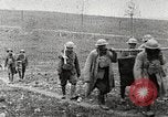 Standbild deutschen Gefangenen durch uns in Ersten Weltkrieg Frankreich, 1918, aus Sekunde 35 historischem Filmmaterial Videoclip 65675061253