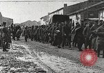 Standbild deutschen Gefangenen durch uns in Ersten Weltkrieg Frankreich, 1918, aus Sekunde 42 historischem Filmmaterial Videoclip 65675061253