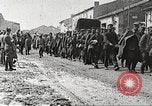 Standbild deutschen Gefangenen durch uns in Ersten Weltkrieg Frankreich, 1918, aus Sekunde 43 historischem Filmmaterial Videoclip 65675061253