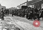 Standbild deutschen Gefangenen durch uns in Ersten Weltkrieg Frankreich, 1918, aus Sekunde 44 historischem Filmmaterial Videoclip 65675061253