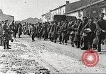 Standbild deutschen Gefangenen durch uns in Ersten Weltkrieg Frankreich, 1918, aus Sekunde 45 historischem Filmmaterial Videoclip 65675061253