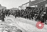 Standbild deutschen Gefangenen durch uns in Ersten Weltkrieg Frankreich, 1918, aus Sekunde 46 historischem Filmmaterial Videoclip 65675061253