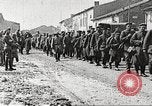 Standbild deutschen Gefangenen durch uns in Ersten Weltkrieg Frankreich, 1918, aus Sekunde 47 historischem Filmmaterial Videoclip 65675061253