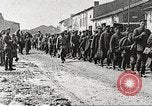 Standbild deutschen Gefangenen durch uns in Ersten Weltkrieg Frankreich, 1918, aus Sekunde 48 historischem Filmmaterial Videoclip 65675061253
