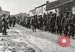 Standbild deutschen Gefangenen durch uns in Ersten Weltkrieg Frankreich, 1918, aus Sekunde 49 historischem Filmmaterial Videoclip 65675061253