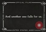 Standbild deutschen Gefangenen durch uns in Ersten Weltkrieg Frankreich, 1918, aus Sekunde 54 historischem Filmmaterial Videoclip 65675061253