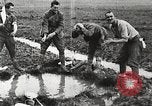 Standbild John Pershing schmückt US-Truppen Frankreich, 1918, aus Sekunde 16 historischem Filmmaterial Videoclip 65675061254