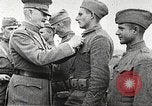 Standbild John Pershing schmückt US-Truppen Frankreich, 1918, aus Sekunde 26 historischem Filmmaterial Videoclip 65675061254